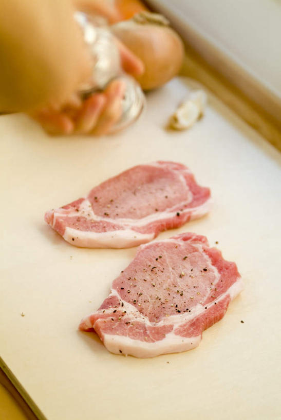 东方人,手,一个人,竖图,俯视,室内,特写,白天,厨房,亚洲,仅一个年轻女性,仅一个女性,仅一个人,肉,拿着,黄种人,猪排,猪肉,肉类,砧板,一个,手部,单个,胡椒磨,肉食,豚肉,年轻女性,女人,女性,亚洲人,半身,彩图,高角度拍摄,灶间