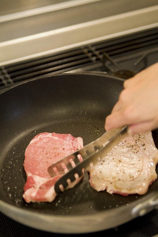 东方人,手,一个人,竖图,俯视,室内,特写,白天,烹饪,厨房,厨具,金属制品,亚洲,仅一个年轻女性,仅一个女性,仅一个人,煎,握,金属,锅子,平底锅,煤气灶,拿,拿着,黄种人,锅,猪排,一个,夹子,手部,握着,单个,锅具,燃气灶,烹饪用具,年轻女性,女人,女性,亚洲人,烹调用具,烹调,半身,彩图,高角度拍摄,灶间