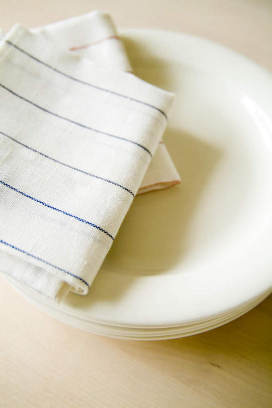 无人,竖图,俯视,室内,特写,白天,餐桌,桌子,餐具,厨具,一堆,许多,堆叠,堆积,碟子,工具,盘,干净,抹布,盘子,碟,餐台,堆,卫生,洗涤用具,洗涤,彩图,高角度拍摄