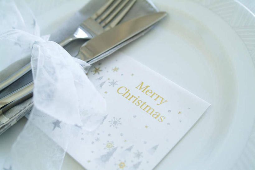 无人,横图,俯视,室内,特写,白天,餐桌,桌子,餐具,圣诞节,节日,庆祝,英文,标志,叉子,碟子,盘,丝带,文字,字符,字母,文化,标识,圣诞快乐,一个,盘子,蝴蝶结,卡片,碟,庆典,单个,餐台,纪念,英文字母,包扎,餐刀,彩图,高角度拍摄