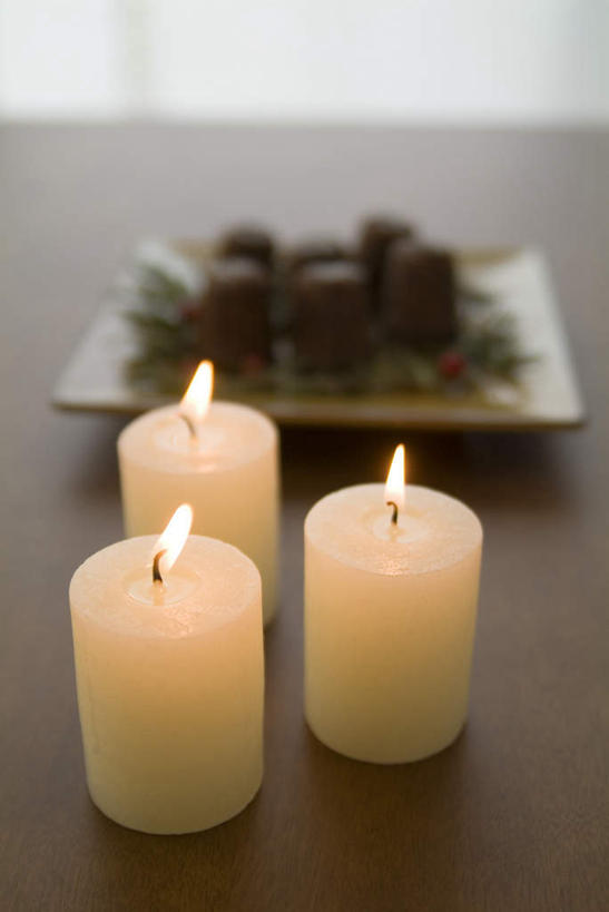 点心,无人,竖图,俯视,室内,特写,白天,餐桌,桌子,餐具,蜡烛,圣诞节,许多,阴影,节日,庆祝,光线,碟子,火焰,盘,影子,烛光,法式,食品,糖,甜点,甜品,枝条,枝,燃烧,文化,食物,糕点,盘子,碟,甜食,点燃,庆典,餐台,纪念,白砂糖,卡纳蕾,撒,彩图,高角度拍摄,可丽露,可露丽