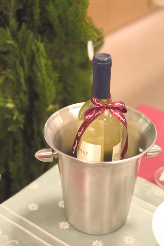 葡萄酒,无人,竖图,俯视,室内,特写,白天,奢侈,快乐,植物,餐桌,桌子,圣诞节,节日,庆祝,铁桶,桶,浪漫,文化,绸带,酒,酒瓶,饮料,一个,蝴蝶结,容器,香槟,庆典,诱惑,单个,餐台,纪念,灌木,储藏,扎,储存,冰桶,香槟桶,气泡酒,起泡酒,汽酒,彩图,高角度拍摄,高兴,欢笑,贮存