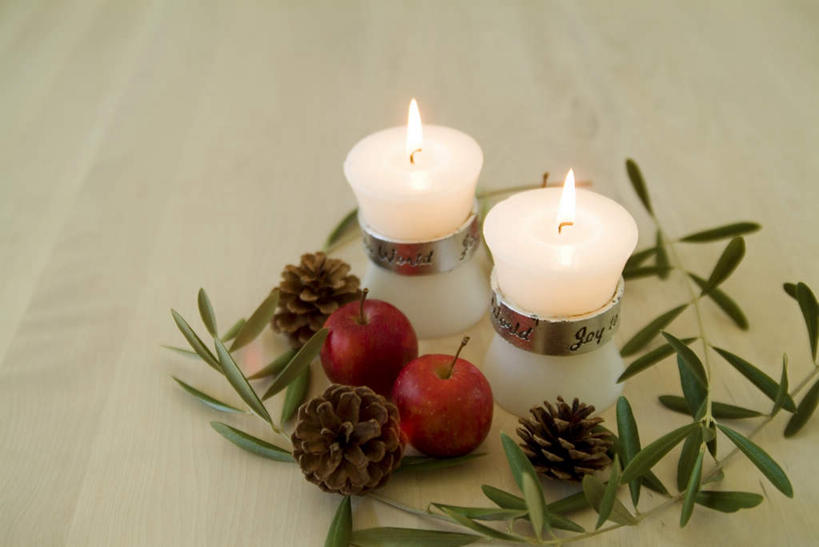 无人,横图,俯视,室内,特写,白天,苹果,蜡烛,水果,叶子,圣诞节,阴影,节日,庆祝,光线,火焰,影子,烛光,生食,坚果,褐色,果实,绿叶,松果,燃烧,文化,红色,干果,点燃,庆典,纪念,枝叶,松塔,叶,叶片,彩图,高角度拍摄