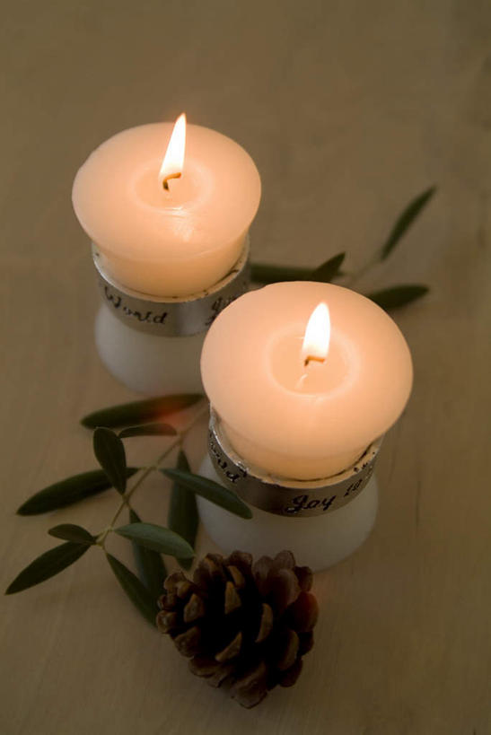 无人,竖图,俯视,室内,特写,白天,蜡烛,叶子,圣诞节,阴影,节日,庆祝,光线,火焰,影子,烛光,坚果,果实,绿叶,松果,燃烧,文化,两个,干果,点燃,庆典,纪念,枝叶,松塔,叶,叶片,彩图,高角度拍摄