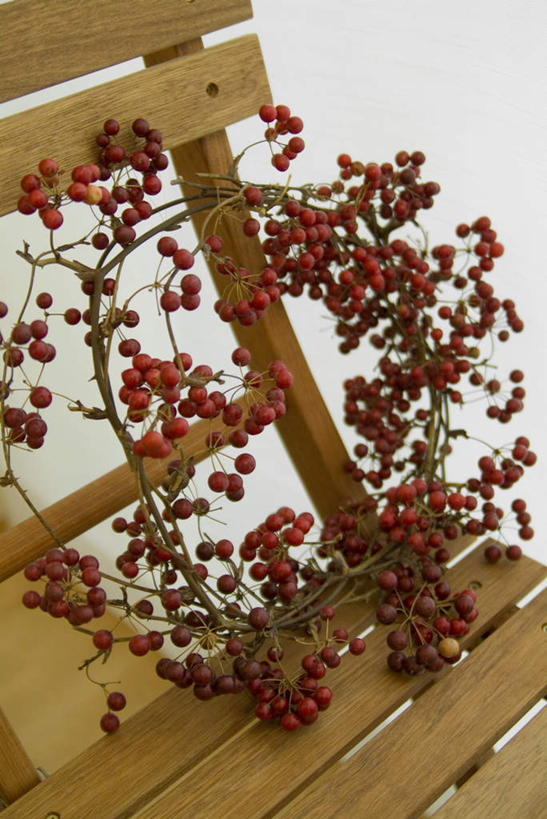 无人,竖图,俯视,室内,特写,白天,椅子,圣诞节,节日,庆祝,装饰,花环,木椅,枝,文化,装饰品,一个,红色,工艺品,庆典,单个,纪念,华丽,修饰,圣诞花环,点缀,衬托,美观,雅致,雅观,圣诞圈,彩图,高角度拍摄