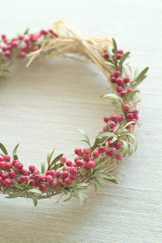 无人,竖图,俯视,室内,特写,白天,叶子,圣诞节,节日,庆祝,装饰,花环,绿叶,枝,文化,绸带,装饰品,一个,粉色,蝴蝶结,工艺品,庆典,单个,纪念,华丽,修饰,圣诞花环,点缀,衬托,美观,雅致,雅观,圣诞圈,叶,叶片,彩图,高角度拍摄