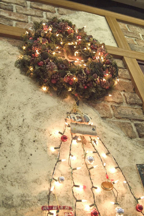 无人,家,竖图,室外,特写,白天,仰视,植物,照明,圣诞节,悬挂,节日,庆祝,装饰,彩灯,挂饰,花环,房屋,屋子,灯光,坚果,果实,松果,圣诞球,文化,楼房,住宅,灯,球,装饰品,冬青树,树枝,绿色,装饰物,工艺品,灯具,干果,庆典,球体,花灯,纪念,华丽,修饰,圣诞花环,照亮,点缀,松塔,照明设备,饰物,装饰灯,衬托,美观,雅致,雅观,圣诞圈,彩图,低角度拍摄,房子