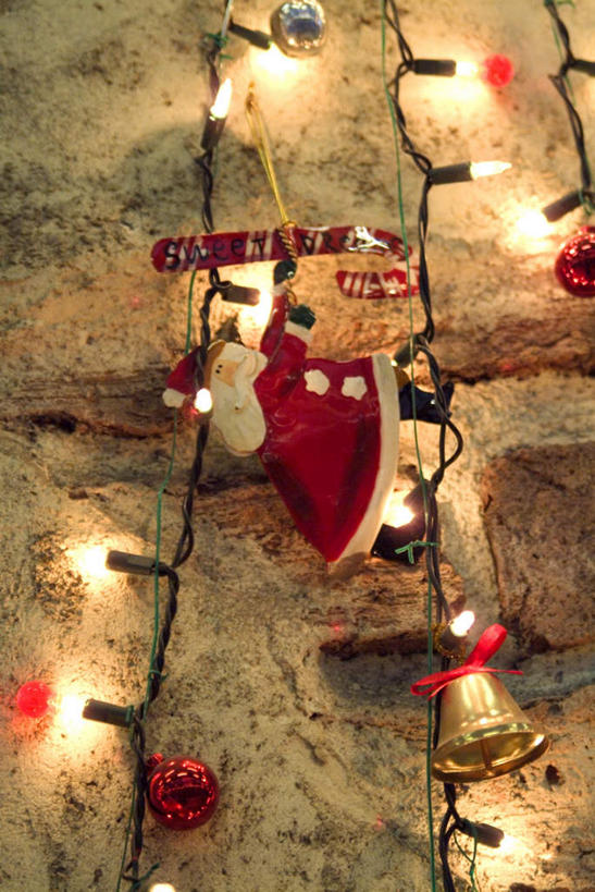 无人,竖图,室外,特写,白天,仰视,照明,圣诞节,悬挂,节日,庆祝,装饰,彩灯,人偶,玩偶,墙,灯光,文化,墙壁,墙面,灯,装饰品,装饰物,工艺品,灯具,庆典,花灯,纪念,华丽,修饰,照亮,点缀,照明设备,饰物,装饰灯,衬托,美观,雅致,雅观,彩图,低角度拍摄