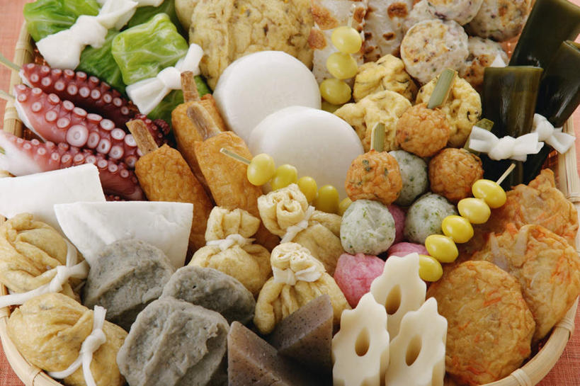 无人,交叉,横图,俯视,室内,特写,白天,烹饪,餐桌,桌子,竹子,章鱼,萝卜,白萝卜,蔬菜,一堆,堆叠,堆积,竹制,新鲜,编织,篮子,海带,日本料理,料理,食品,菜肴,美食,肉丸,鱼丸,食物,一个,竹篮,日式料理,日式,佳肴,有机食品,绿色食品,单个,餐台,竹条,堆,石吸,死牛,望潮,坐蛸,交织,竹制品,关东煮,鱼饼,关东炊,黑轮,御田,穿插,石居,八爪鱼,莱菔,彩图,高角度拍摄