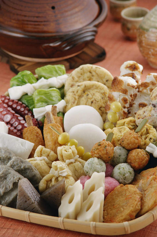 无人,交叉,竖图,俯视,室内,特写,白天,烹饪,餐桌,桌子,竹子,章鱼,萝卜,蔬菜,餐具,厨具,金属制品,一堆,堆叠,堆积,竹制,新鲜,编织,金属,碟子,锅子,壶,篮子,盘,海带,日本料理,料理,食品,锅,菜肴,美食,肉丸,鱼丸,水壶,食物,一个,盘子,茶壶,容器,竹篮,垫子,碟,日式料理,日式,佳肴,有机食品,绿色食品,单个,餐台,锅具,竹条,堆,石吸,死牛,望潮,坐蛸,交织,竹制品,鱼竹轮,烹饪用具,关东煮,鱼饼,鱼卷,关东炊,黑轮,御田,穿插,茶杯,进餐用具,烹调用具,石居,八爪鱼,烹调,彩图,高角度拍摄