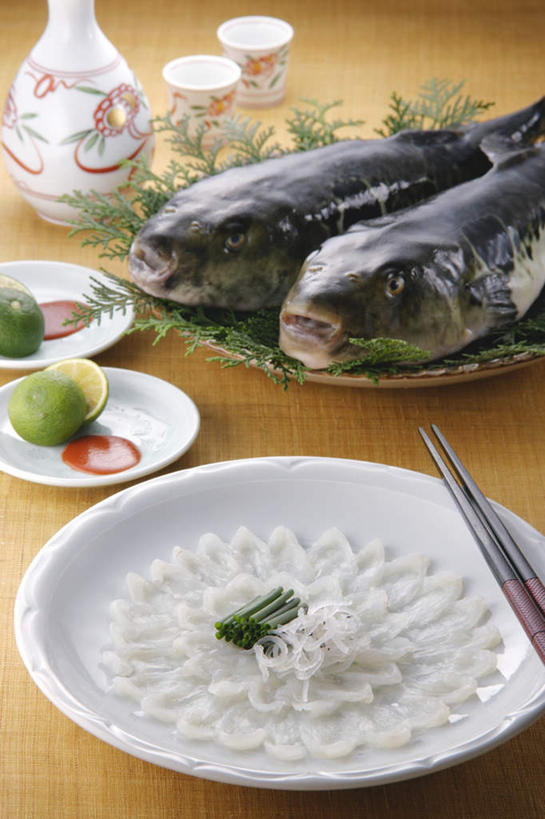 海鲜,生鱼片,无人,交叉,竖图,俯视,室内,特写,白天,烹饪,餐桌,筷子,桌子,竹子,热带鱼,柠檬,蔬菜,餐具,水果,一排,竹制,新鲜,整齐,编织,碟子,篮子,盘,葱,青葱,肉,生食,鱼肉,日本料理,鱼片,料理,食品,果实,酒壶,文化,传统,水产,菜肴,美食,肉类,食物,排列,盘子,酒杯,竹篮,碟,日式料理,日式,佳肴,有机食品,绿色食品,餐台,竹条,海草,青柠,礼节,交织,竹制品,队列,海产品,礼仪,肉食,沙西米,穿插,进餐用具,益母果,柠果,彩图,高角度拍摄,刺身