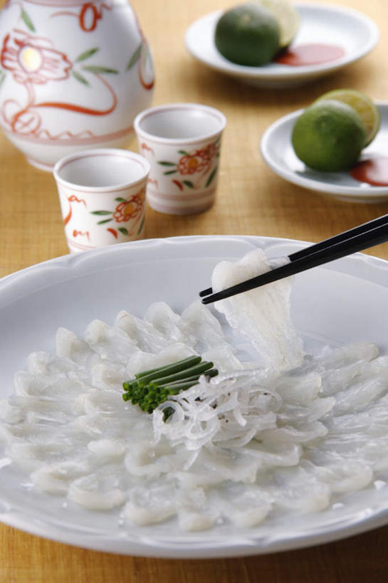 海鲜,生鱼片,无人,竖图,俯视,室内,特写,白天,烹饪,餐桌,筷子,桌子,柠檬,蔬菜,餐具,水果,一排,新鲜,整齐,碟子,盘,葱,青葱,肉,生食,鱼肉,日本料理,鱼片,料理,食品,果实,酒壶,夹起,文化,传统,水产,菜肴,美食,肉类,食物,排列,盘子,酒杯,碟,日式料理,日式,佳肴,有机食品,绿色食品,餐台,青柠,礼节,队列,海产品,礼仪,肉食,沙西米,进餐用具,益母果,柠果,彩图,高角度拍摄,刺身