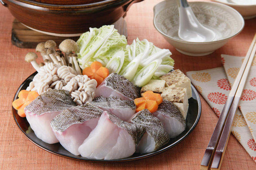 海鲜,豆腐,无人,横图,俯视,室内,特写,白天,烹饪,餐桌,筷子,桌子,萝卜,胡萝卜,椰菜,卷心菜,餐具,厨具,玻璃,金属制品,一堆,堆叠,堆积,金属,碟子,锅子,盘,砂锅,陶瓷,菌菇,蘑菇,日本料理,料理,食品,菌类,文化,传统,锅,火锅,水产,菜肴,美食,玻璃制品,食物,盘子,容器,垫子,碟,碗,日式料理,日式,食用菌,佳肴,餐布,餐台,锅具,储藏,堆,礼节,储存,鱼块,海产品,礼仪,鳕鱼,烹饪用具,进餐用具,烹调用具,结球甘蓝,红萝卜,甘荀,甘兰,包心菜,烹调,彩图,高角度拍摄,贮存