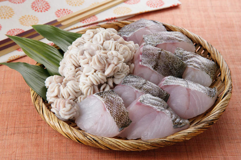 海鲜,内脏,无人,交叉,横图,俯视,室内,特写,白天,烹饪,餐桌,筷子,桌子,竹子,餐具,叶子,一堆,堆叠,堆积,竹制,编织,篮子,日本料理,料理,食品,文化,传统,火锅,水产,菜肴,美食,食物,竹篮,日式料理,日式,佳肴,餐布,餐台,竹条,堆,礼节,交织,竹制品,鱼块,海产品,礼仪,鳕鱼,穿插,进餐用具,彩图,高角度拍摄