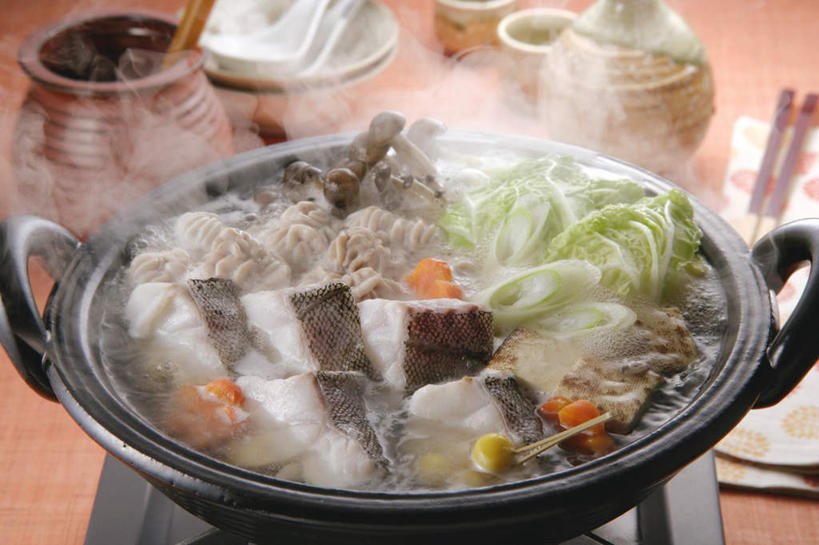 海鲜,豆腐,无人,横图,俯视,室内,特写,白天,烹饪,雾,餐桌,筷子,桌子,萝卜,胡萝卜,椰菜,卷心菜,餐具,厨具,玻璃,金属制品,一堆,堆叠,堆积,沸腾,金属,蒸汽,罐子,锅子,砂锅,勺子,陶瓷,菌菇,蘑菇,日本料理,料理,食品,陶瓷制品,水蒸气,菌类,文化,传统,锅,火锅,水产,菜肴,美食,玻璃制品,食物,瓶子,容器,调羹,汤匙,碗,日式料理,日式,食用菌,佳肴,餐布,餐台,锅具,储藏,堆,礼节,储存,鱼块,海产品,礼仪,鳕鱼,烹饪用具,蒸发,进餐用具,烹调用具,结球甘蓝,红萝卜,甘荀,甘兰,包心菜,烹调,彩图,高角度拍摄,贮存