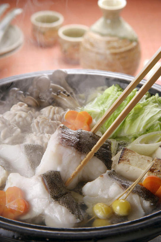 海鲜,豆腐,无人,竖图,俯视,室内,特写,白天,烹饪,雾,餐桌,筷子,桌子,萝卜,胡萝卜,椰菜,卷心菜,餐具,厨具,玻璃,金属制品,一堆,堆叠,堆积,沸腾,金属,蒸汽,锅子,砂锅,勺子,菌菇,蘑菇,日本料理,料理,食品,酒壶,水蒸气,夹,夹起,菌类,文化,传统,锅,火锅,水产,菜肴,美食,玻璃制品,食物,酒杯,容器,调羹,汤匙,碗,日式料理,日式,食用菌,佳肴,餐台,锅具,储藏,堆,礼节,夹着,储存,鱼块,海产品,礼仪,鳕鱼,烹饪用具,蒸发,进餐用具,烹调用具,结球甘蓝,红萝卜,甘荀,甘兰,包心菜,烹调,彩图,高角度拍摄,贮存