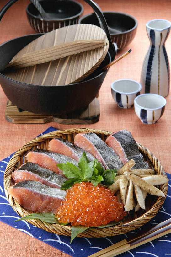 海鲜,三文鱼,无人,交叉,竖图,俯视,室内,特写,白天,烹饪,餐桌,筷子,桌子,竹子,鲑鱼,餐具,厨具,叶子,玻璃,金属制品,一堆,堆叠,堆积,竹制,编织,金属,碟子,盖子,锅子,篮子,盘,砂锅,勺子,竹笋,鱼卵,日本料理,料理,食品,酒壶,鱼籽,文化,传统,锅,火锅,水产,菜肴,美食,玻璃制品,食物,盘子,酒杯,容器,竹篮,垫子,调羹,碟,汤匙,碗,日式料理,日式,佳肴,餐布,餐台,锅具,储藏,竹条,堆,礼节,大马哈鱼,交织,竹制品,储存,鱼块,海产品,礼仪,烹饪用具,撒蒙鱼,萨门鱼,冰海之皇,鲑,马哈鱼,麻哈鱼,大麻哈鱼,穿插,进餐用具,烹调用具,烹调,彩图,高角度拍摄,贮存