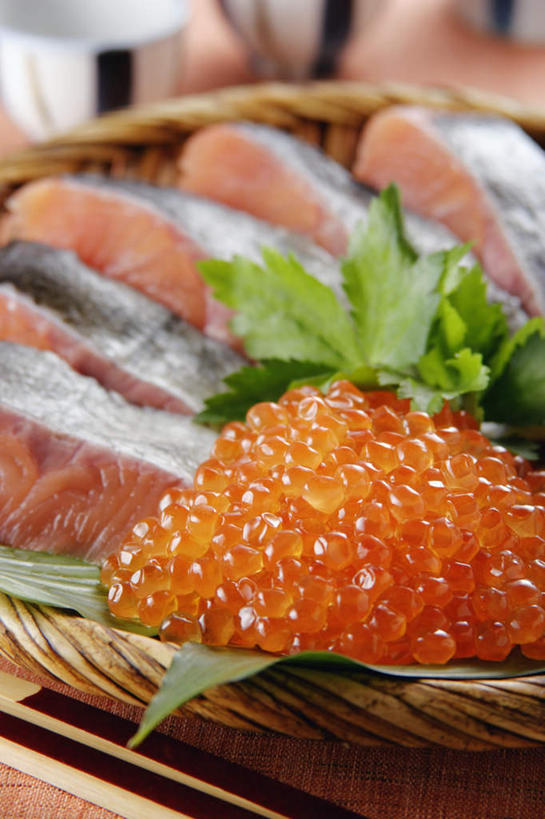 海鲜,三文鱼,无人,交叉,竖图,俯视,室内,特写,白天,烹饪,餐桌,桌子,竹子,鲑鱼,叶子,一堆,堆叠,堆积,竹制,编织,篮子,鱼卵,日本料理,料理,食品,鱼籽,火锅,水产,菜肴,美食,食物,酒杯,竹篮,日式料理,日式,佳肴,餐台,竹条,堆,大马哈鱼,交织,竹制品,鱼块,海产品,撒蒙鱼,萨门鱼,冰海之皇,鲑,马哈鱼,麻哈鱼,大麻哈鱼,穿插,彩图,高角度拍摄