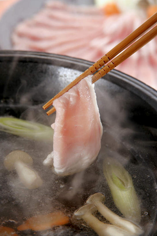 无人,竖图,俯视,室内,特写,白天,烹饪,雾,餐桌,筷子,桌子,萝卜,胡萝卜,蔬菜,餐具,玻璃,一堆,堆叠,堆积,沸腾,新鲜,蒸汽,碟子,盘,砂锅,葱,菌菇,蘑菇,青葱,日本料理,料理,食品,水蒸气,夹,夹起,菌类,文化,传统,锅,火锅,猪肉,菜肴,美食,玻璃制品,食物,盘子,容器,碟,碗,日式料理,日式,食用菌,佳肴,有机食品,绿色食品,餐台,储藏,堆,礼节,夹着,储存,礼仪,蒸发,进餐用具,红萝卜,甘荀,彩图,高角度拍摄,贮存