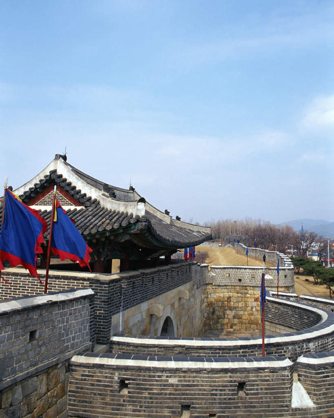 无人,竖图,俯视,室外,白天,旅游,度假,名胜古迹,植物,标志建筑,地标,建筑,旗帜,首尔,汉城,韩国,亚洲,枯萎,遗迹,云,云朵,建筑群,枯草,首都,云彩,古迹,文物,娱乐,建设,古建筑,草,树,树木,黄色,蓝色,绿色,白云,蓝天,天空,自然,天,享受,休闲,旅游胜地,放松,生长,晴朗,成长,古文明,东亚,大韩民国,首尔市,首尔特别市,特别市,京畿道,水原,水原市,水原华城,旗,晴空,彩图,高角度拍摄,道