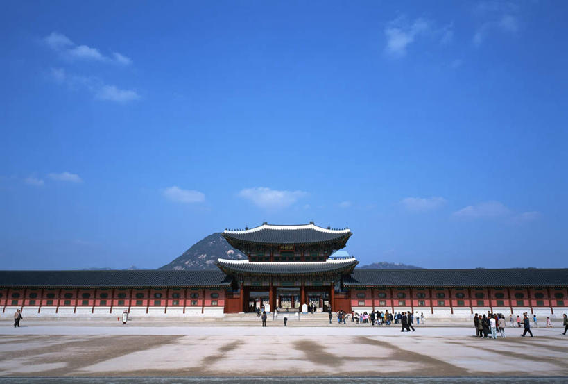 东方人,广场,宫殿,横图,室外,白天,仰视,旅游,度假,名胜古迹,山,山脉,楼梯,地标,景福宫,首尔,汉城,韩国,亚洲,遗迹,阶梯,山峰,云,云朵,山峦,首都,许多人,云彩,黄种人,古迹,文物,娱乐,古建筑,台阶,蓝色,白云,蓝天,天空,群山,天,一群人,享受,休闲,旅游胜地,放松,晴朗,古文明,东亚,大韩民国,首尔市,首尔特别市,特别市,北阙,王宫,男人,男性,年轻男性,年轻女性,女人,女性,亚洲人,晴空,彩图,低角度拍摄,全身,标志性建筑