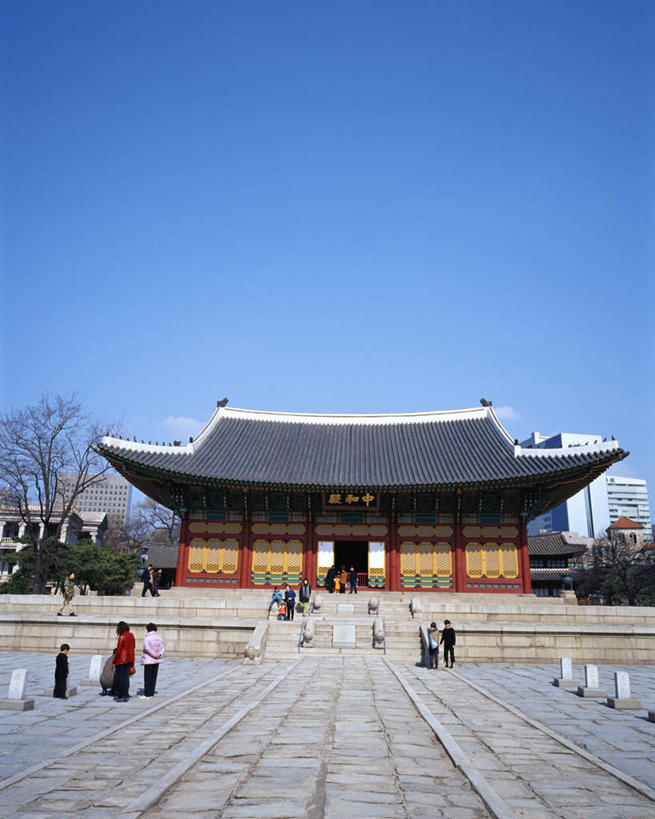 东方人,广场,宫殿,竖图,室外,白天,正面,旅游,度假,名胜古迹,植物,地标,首尔,汉城,韩国,亚洲,遗迹,首都,许多人,黄种人,古迹,文物,娱乐,古建筑,树,树木,蓝色,绿色,蓝天,天空,自然,天,一群人,享受,休闲,旅游胜地,放松,生长,晴朗,成长,古文明,东亚,万里无云,大韩民国,首尔市,首尔特别市,特别市,王宫,乐宫,德寿宫,西宫,男人,男性,年轻男性,年轻女性,女人,女性,亚洲人,晴空,晴空万里,彩图,全身,标志性建筑