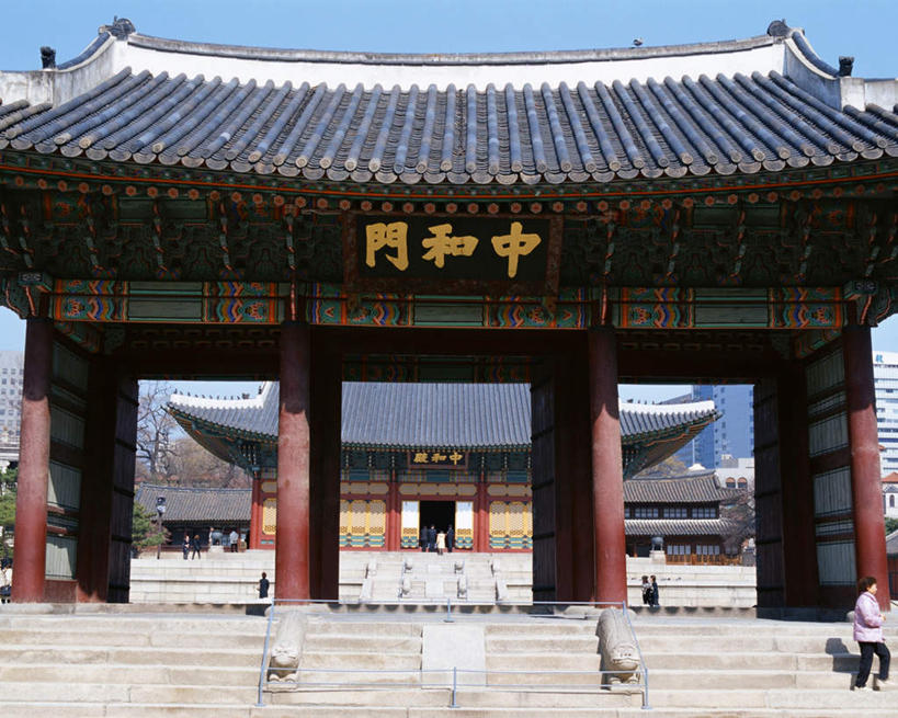 东方人,宫殿,横图,室外,白天,正面,旅游,度假,名胜古迹,植物,楼梯,地标,首尔,汉城,韩国,亚洲,遗迹,阶梯,首都,许多人,黄种人,古迹,文物,娱乐,古建筑,台阶,树,树木,蓝色,绿色,蓝天,天空,自然,天,一群人,享受,休闲,旅游胜地,放松,生长,晴朗,成长,古文明,东亚,万里无云,大韩民国,首尔市,首尔特别市,特别市,王宫,乐宫,德寿宫,西宫,男人,男性,年轻男性,年轻女性,女人,女性,亚洲人,晴空,晴空万里,彩图,全身,标志性建筑