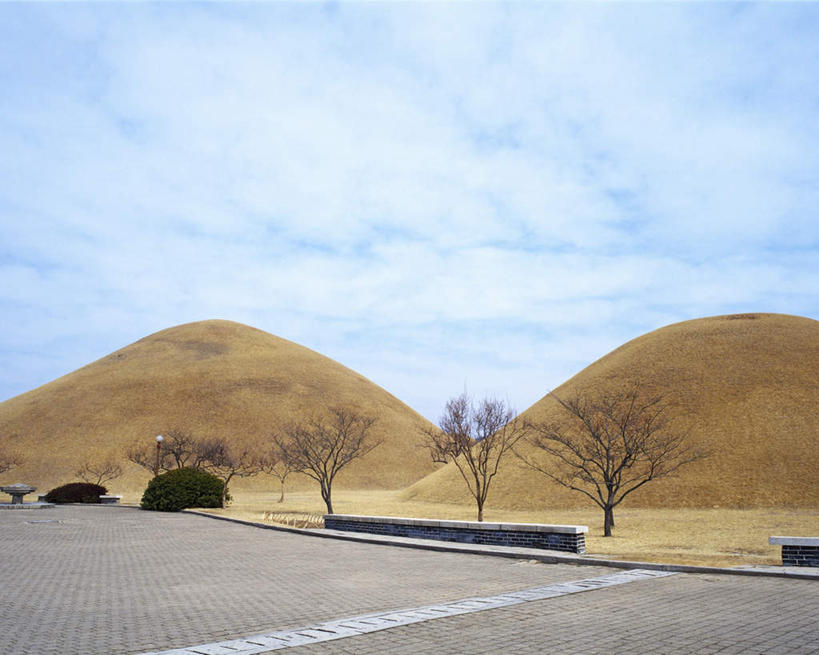 无人,公园,横图,室外,白天,仰视,旅游,度假,名胜古迹,植物,标志建筑,地标,建筑,庆州,韩国,亚洲,枯萎,遗迹,云,云朵,枯草,云彩,古迹,历史,文物,娱乐,建设,古建筑,草,树,树木,黄色,蓝色,绿色,白云,蓝天,天空,自然,天,享受,休闲,墓地,旅游胜地,放松,生长,晴朗,成长,坟墓,陵墓,坟场,古文明,东亚,大韩民国,庆尚北道,庆州市,大陵苑,古坟公园,天马冢,晴空,彩图,低角度拍摄,道