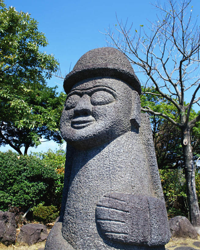 无人,竖图,室外,白天,仰视,旅游,度假,美景,植物,雕塑,济州岛,韩国,亚洲,艺术,装饰,雕刻,雕像,景观,娱乐,树,树木,蓝色,绿色,蓝天,天空,自然,工艺品,天,享受,休闲,景色,放松,生长,晴朗,成长,纪念,石像,美术,自然风光,主题,陈列,东亚,万里无云,功能,美学,大韩民国,济州,济州道,济州特别自治道,特别自治道,晴空,晴空万里,彩图,低角度拍摄