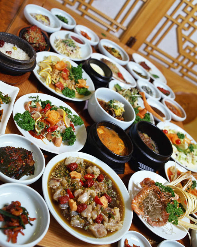 海鲜,泡菜,无人,竖图,俯视,室内,特写,白天,烹饪,蔬菜,餐具,玻璃,一排,许多,新鲜,整齐,碟子,盘,料理,食品,韩式,水产,菜肴,美食,玻璃制品,食物,排列,盘子,容器,碟,碗,佳肴,有机食品,绿色食品,储藏,储存,队列,海产品,韩国料理,韩式料理,彩图,高角度拍摄,贮存