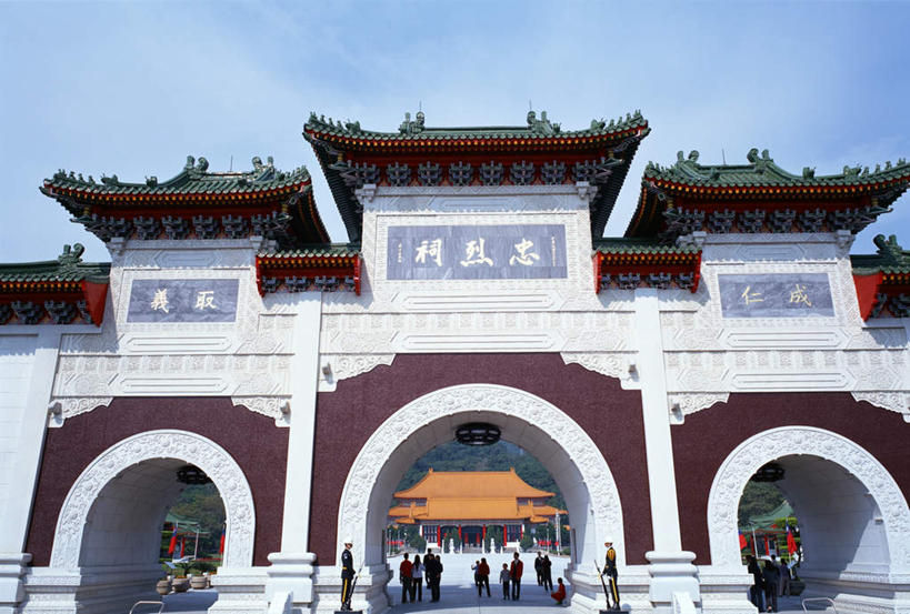 东方人,走,横图,室外,白天,正面,制服,旅游,度假,植物,标志建筑,地标,建筑,台湾,中国,亚洲,士兵,握,盆栽,云,云朵,许多人,拿,云彩,拿着,注视,黄种人,娱乐,建设,树,树木,衣服,蓝色,绿色,白云,蓝天,天空,自然,天,观察,看,一群人,享受,休闲,旅游胜地,放松,握着,生长,晴朗,成长,观看,军人,察看,军装,关注,军服,东亚,台北,忠烈祠,港澳台,中华人民共和国,省会,台北市,台湾省,兵士,台湾忠烈祠,男人,男性,中年男性,亚洲人,晴空,步行,散步,走路,彩图,全身,台