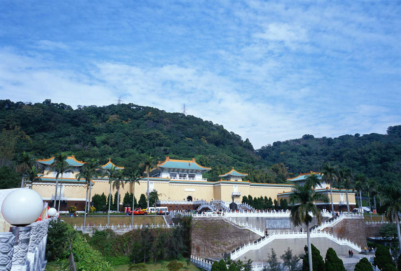 东方人,栏杆,横图,室外,白天,仰视,旅游,度假,山,山脉,楼梯,标志建筑,地标,建筑,汽车,台湾,中国,亚洲,扶手,阶梯,山峰,云,云朵,建筑群,山峦,许多人,云彩,黄种人,娱乐,建设,护栏,台阶,车,蓝色,白云,蓝天,天空,交通工具,轿车,群山,天,一群人,享受,休闲,放松,晴朗,东亚,台北,港澳台,中华人民共和国,省会,台北市,台湾省,士林,士林区,台北故宫博物院,外双溪,中山博物院,男人,男性,年轻男性,年轻女性,女人,女性,亚洲人,晴空,玩耍,彩图,低角度拍摄,全身,台