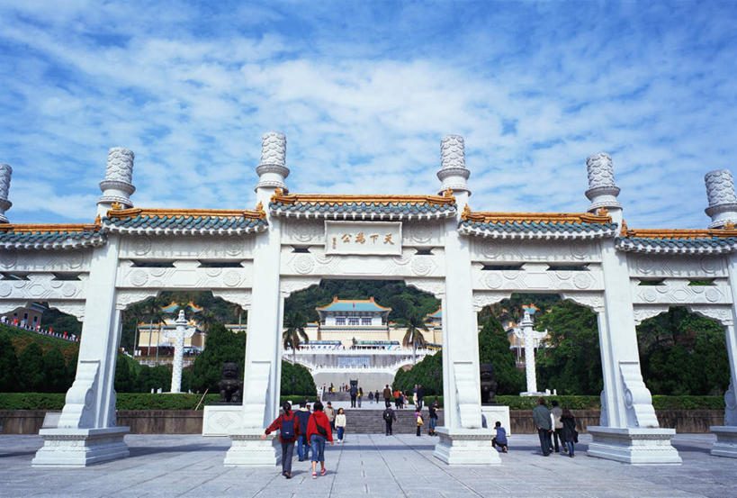 东方人,横图,室外,白天,仰视,旅游,度假,名胜古迹,植物,地标,台湾,中国,亚洲,遗迹,云,云朵,许多人,云彩,黄种人,古迹,文物,娱乐,古建筑,树,树木,蓝色,绿色,白云,蓝天,天空,自然,天,一群人,享受,休闲,旅游胜地,放松,生长,晴朗,成长,蒋介石纪念堂,中正纪念堂,古文明,东亚,台北,港澳台,中华人民共和国,省会,台北市,台湾省,蒋公纪念堂,中正区,男人,男性,年轻男性,年轻女性,女人,女性,亚洲人,晴空,彩图,低角度拍摄,全身,标志性建筑,台