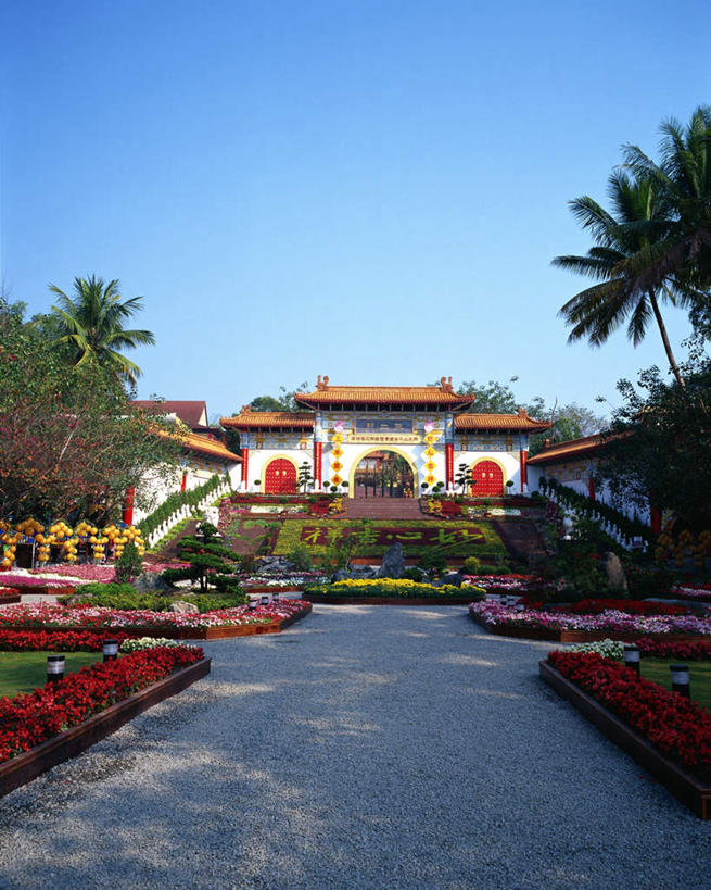 无人,花园,寺庙,竖图,室外,白天,正面,旅游,度假,草地,草坪,花圃,植物,标志建筑,地标,建筑,台湾,中国,亚洲,节日,燃烧,文化,娱乐,建设,草,树,树木,蓝色,绿色,蓝天,天空,自然,香火,庙宇,天,祈祷,享受,休闲,健康,旅游胜地,放松,许愿,宗教,信仰,生长,晴朗,成长,纪念,祈求,东亚,高雄市,万里无云,港澳台,中华人民共和国,台湾省,高雄,大树区,佛光山,平安,晴空,晴空万里,小花园,彩图,庙,寺,台