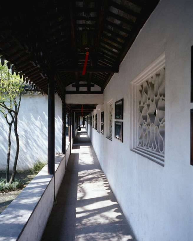 两个人,竖图,室外,白天,正面,旅游,度假,草地,名胜古迹,植物,标志建筑,地标,建筑,中国,亚洲,遗迹,走廊,古迹,文物,娱乐,建设,古建筑,江苏,苏州,草,树,树木,绿色,自然,享受,休闲,旅游胜地,放松,生长,成长,古文明,东亚,江苏省,苏州市,中华人民共和国,华东地区,苏,阊门,留园,玩耍,彩图,全身