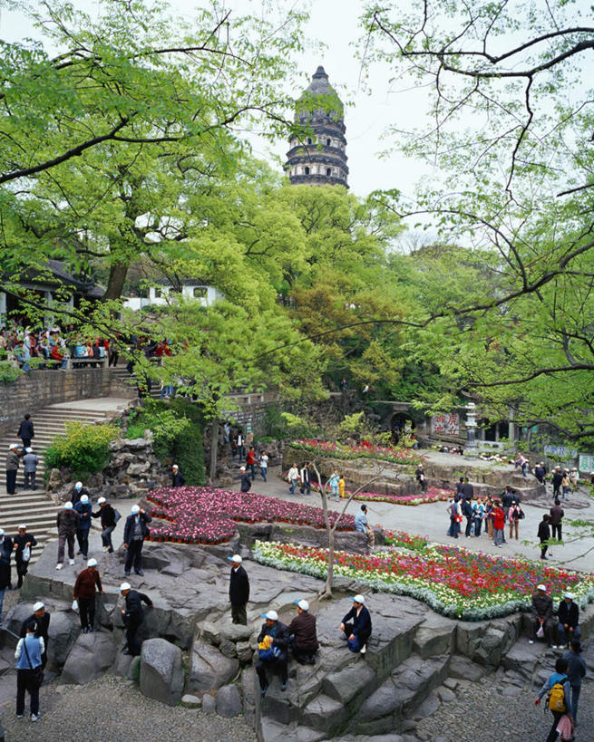 东方人,花园,竖图,俯视,室外,白天,旅游,度假,花圃,石头,名胜古迹,植物,标志建筑,地标,建筑,中国,亚洲,遗迹,石子,许多人,黄种人,古迹,文物,娱乐,建设,古建筑,江苏,苏州,树,树木,蓝色,绿色,蓝天,天空,自然,天,一群人,享受,休闲,旅游胜地,放松,生长,晴朗,成长,古文明,东亚,江苏省,苏州市,虎丘,虎丘塔,万里无云,中华人民共和国,华东地区,苏,云岩寺,云岩寺塔,虎丘山,男人,男性,年轻男性,年轻女性,女人,女性,亚洲人,石块,岩石,晴空,晴空万里,小花园,玩耍,彩图,高角度拍摄,全身