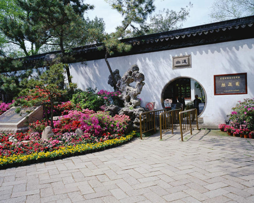 两个人,花园,横图,室外,白天,正面,旅游,度假,花圃,名胜古迹,树林,植物,门,标志建筑,地标,建筑,中国,亚洲,遗迹,古迹,文物,娱乐,建设,古建筑,江苏,苏州,树,树木,蓝色,绿色,蓝天,天空,自然,门框,天,享受,休闲,旅游胜地,放松,生长,晴朗,成长,古文明,东亚,江苏省,苏州市,拙政园,万里无云,中华人民共和国,华东地区,苏,苏州园林,中国园林之母,晴空,晴空万里,小花园,彩图,全身