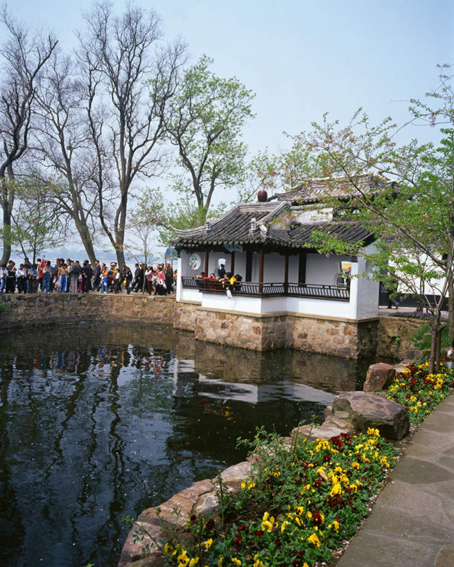 无人,公园,花园,竖图,室外,白天,正面,旅游,度假,湖,湖泊,花圃,水,植物,标志建筑,地标,建筑,太湖,中国,亚洲,湖面,水流,水面,娱乐,建设,江苏,无锡,树,树木,蓝色,绿色,蓝天,天空,自然,湖水,天,享受,休闲,旅游胜地,放松,生长,晴朗,成长,东亚,江苏省,万里无云,中华人民共和国,华东地区,苏,无锡市,无锡鼋头渚公园,鼋头渚,晴空,晴空万里,小花园,玩耍,彩图