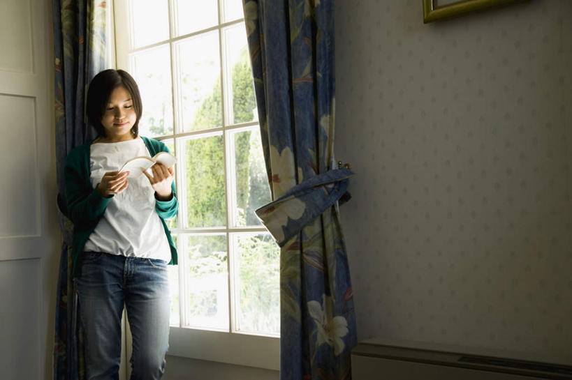 东方人,一个人,客厅,站,横图,室内,白天,正面,看书,阅读,植物,窗户,窗帘,落地窗,书籍,亚洲,仅一个年轻女性,仅一个女性,仅一个人,学习,服装,装饰,拿,拿着,注视,休闲装,黄种人,玻璃窗,墙画,树,树木,衣服,绿色,自然,帘子,书本,观察,看,站着,休闲,休闲服,遮阳,读书,浏览,服饰,生长,成长,观看,华丽,修饰,点缀,察看,起居室,关注,衬托,美观,雅致,雅观,年轻女性,女人,女性,亚洲人,书,图书,站立,半身,彩图