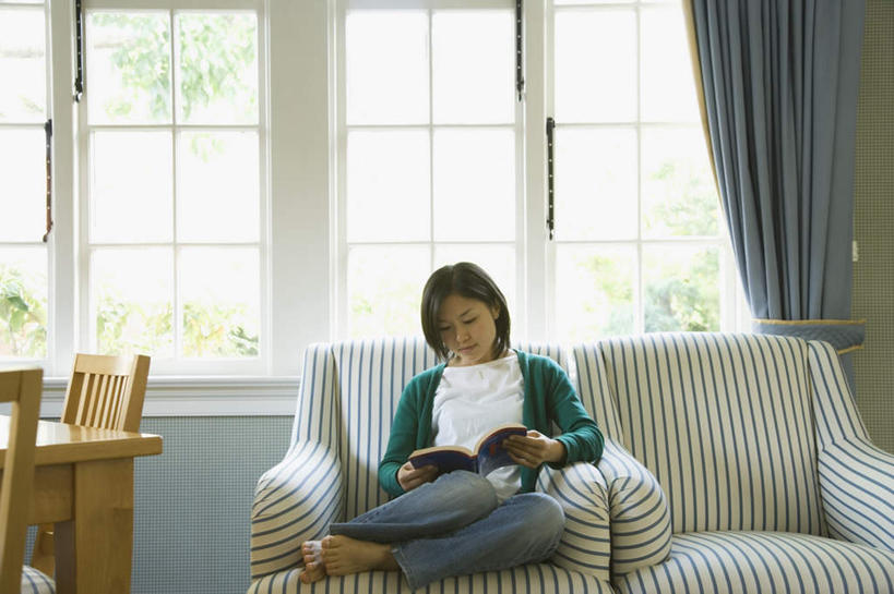 东方人,一个人,客厅,坐,横图,室内,白天,正面,看书,阅读,餐桌,窗户,窗帘,落地窗,沙发,桌子,书籍,椅子,亚洲,仅一个年轻女性,仅一个女性,仅一个人,学习,服装,装饰,木椅,拿,拿着,注视,休闲装,黄种人,玻璃窗,衣服,帘子,书本,观察,看,曲腿,休闲,休闲服,遮阳,读书,浏览,服饰,餐台,观看,华丽,修饰,点缀,察看,起居室,关注,布艺沙发,衬托,美观,雅致,雅观,年轻女性,女人,女性,亚洲人,书,图书,坐着,彩图,全身