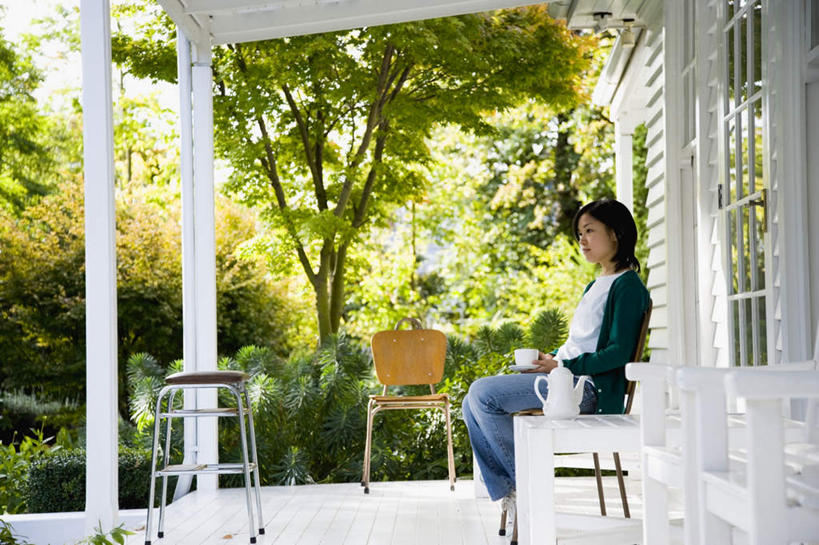 东方人,一个人,家,坐,举,横图,室外,白天,侧面,植物,椅子,亚洲,仅一个年轻女性,仅一个女性,仅一个人,服装,壶,房屋,木椅,庭院,屋子,院子,茶几,休闲装,黄种人,楼房,住宅,水壶,树,树木,衣服,绿色,自然,茶壶,容器,托,休闲,休闲服,服饰,生长,成长,遮阳棚,年轻女性,女人,女性,亚洲人,茶杯,向上托,坐着,彩图,全身,房子
