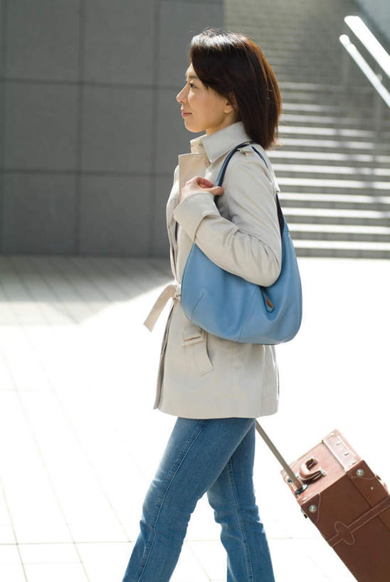 东方人,背,一个人,栏杆,走,拉,竖图,室外,白天,侧面,旅游,度假,楼梯,标志建筑,地标,建筑,亚洲,仅一个女性,仅一个人,服装,包,扶手,拉杆箱,旅行箱,皮包,阶梯,注视,休闲装,黄种人,娱乐,建设,护栏,台阶,衣服,行李箱,箱子,背着,观察,看,仅一个中年女性,享受,休闲,休闲服,旅游胜地,放松,服饰,观看,出差,单肩包,察看,拉着,关注,女人,女性,中年女性,亚洲人,步行,散步,走路,半身,彩图,旅行