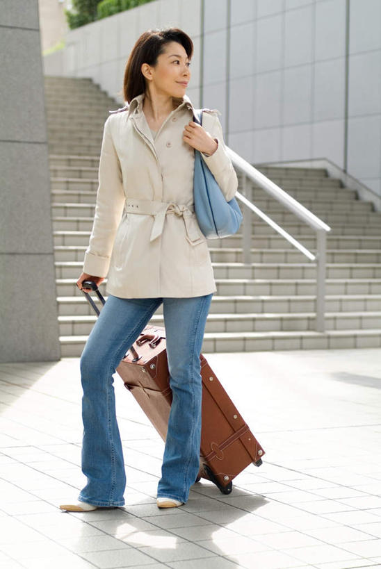 东方人,背,一个人,栏杆,站,拉,竖图,室外,白天,正面,旅游,度假,植物,楼梯,标志建筑,地标,建筑,亚洲,仅一个女性,仅一个人,服装,包,扶手,拉杆箱,旅行箱,皮包,阶梯,注视,休闲装,黄种人,娱乐,建设,护栏,台阶,衣服,绿色,行李箱,箱子,背着,观察,看,站着,仅一个中年女性,享受,休闲,休闲服,旅游胜地,放松,服饰,观看,出差,单肩包,察看,拉着,关注,女人,女性,中年女性,亚洲人,站立,彩图,全身,旅行