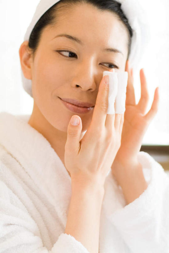 东方人,一个人,客厅,笑,微笑,露齿笑,竖图,室内,特写,白天,正面,浴袍,亚洲,仅一个女性,仅一个人,擦,纺织物,拿,拿着,注视,黄种人,擦脸,穿,毛巾,观察,看,清洁,仅一个中年女性,观看,保暖,察看,起居室,穿着,关注,透气,防水,储水,耐磨,吸水,女人,女性,中年女性,亚洲人,半身,彩图,汤帷子,浴衣