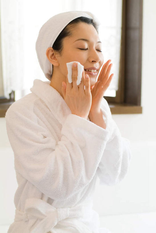 东方人,一个人,客厅,坐,闭眼,笑,微笑,露齿笑,竖图,室内,白天,正面,浴袍,窗户,窗帘,沙发,亚洲,仅一个女性,仅一个人,擦,装饰,纺织物,拿,拿着,黄种人,擦脸,穿,玻璃窗,白色,帘子,毛巾,清洁,仅一个中年女性,遮阳,保暖,华丽,修饰,点缀,起居室,穿着,透气,防水,衬托,美观,雅致,雅观,储水,耐磨,吸水,女人,女性,中年女性,亚洲人,闭眼睛,闭着眼,闭着眼睛,坐着,半身,彩图,汤帷子,浴衣,皮沙发