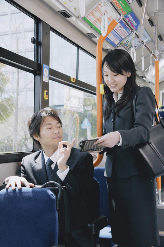 东方人,背,两个人,同事,商务人士,商务男性,商务女性,站,坐,说,竖图,室内,白天,正面,衬衫,旅游,度假,成功,合作,团队,集体,信心,植物,窗户,标志建筑,地标,建筑,公共汽车,椅子,亚洲,指,套装,包,扶手,公文包,皮包,巴士,记事本,公交车,拿,拿着,注视,黄种人,方向,娱乐,建设,队伍,玻璃窗,座位,车,树,树木,绿色,自然,本子,笔记本,交通工具,背着,观察,看,手势,站着,享受,休闲,旅游胜地,放松,生长,成长,公事包,观看,单肩包,察看,领导,指向,成就,关注,商务装,合伙,领袖,工薪阶层,拉环,交流,男人,男性,年轻女性,女人,女性,中年男性,亚洲人,白领,上班族,沟通,讲话,交谈,说话,谈话,站立,坐着,半身,彩图,衬衣