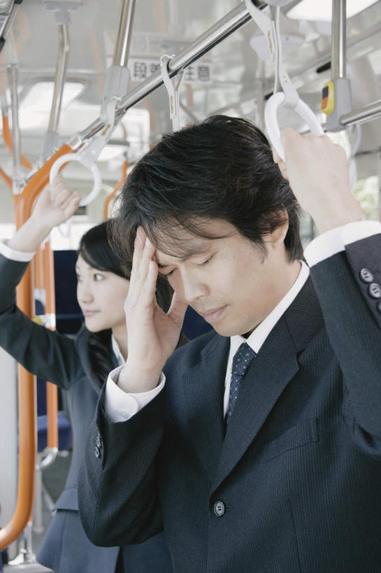 东方人,两个人,同事,商务人士,商务男性,商务女性,站,拉,摸,竖图,室内,白天,正面,衬衫,成功,合作,团队,集体,信心,植物,窗户,公共汽车,椅子,亚洲,抚摸,套装,扶手,巴士,公交车,注视,黄种人,队伍,玻璃窗,座位,车,树,树木,绿色,自然,交通工具,低头,观察,看,站着,生长,成长,观看,察看,领导,拉着,成就,关注,商务装,合伙,领袖,工薪阶层,拉环,男人,男性,年轻女性,女人,女性,中年男性,亚洲人,额头,白领,上班族,触摸,接触,站立,半身,彩图,衬衣