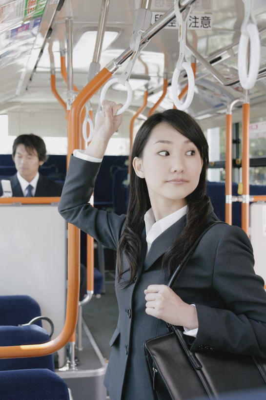 东方人,背,两个人,同事,商务人士,商务男性,商务女性,站,坐,拉,打电话,竖图,室内,白天,正面,衬衫,成功,合作,团队,集体,信心,植物,窗户,公共汽车,电话,手机,椅子,亚洲,套装,包,扶手,皮包,巴士,公交车,拿,拿着,注视,黄种人,通讯设备,队伍,玻璃窗,座位,车,树,树木,绿色,自然,交通工具,背着,观察,看,站着,生长,成长,观看,单肩包,察看,领导,拉着,成就,关注,商务装,合伙,领袖,工薪阶层,拉环,交流,男人,男性,年轻女性,女人,女性,中年男性,亚洲人,白领,上班族,沟通,通话,站立,坐着,半身,彩图,衬衣