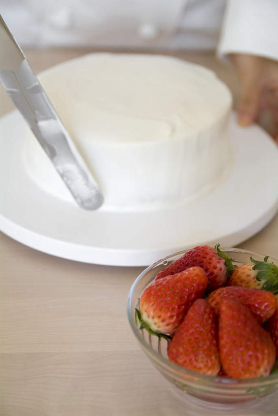 点心,东方人,一个人,烘培师,站,竖图,俯视,室内,特写,白天,下午茶,餐桌,桌子,草莓,水果,亚洲,仅一个男性,仅一个人,新鲜,生食,食品,甜点,甜品,果实,拿,拿着,黄种人,食物,糕点,仅一个年轻男性,刀,甜食,奶油,站着,有机食品,绿色食品,餐台,乳制品,海绵蛋糕,激凌,克林姆,淇淋,男人,男性,年轻男性,亚洲人,洋莓,水果皇后,红莓,地莓,糕点师,面包师,站立,半身,彩图,高角度拍摄,蛋糕