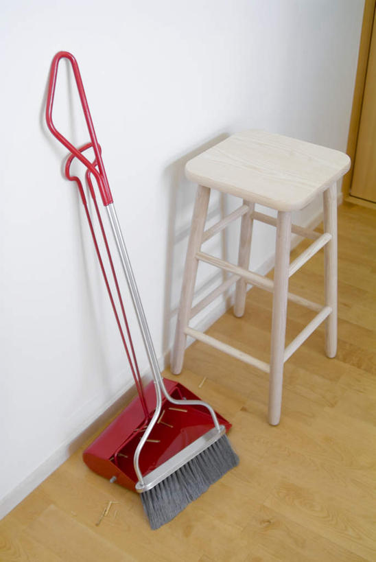 无人,竖图,俯视,室内,白天,地板,椅子,工具,扫帚,木椅,墙,地面,木地板,墙壁,墙面,两个,清洁,吧椅,扫把,卫生,保洁,笤帚,吧台椅,酒吧椅,彩图,高角度拍摄